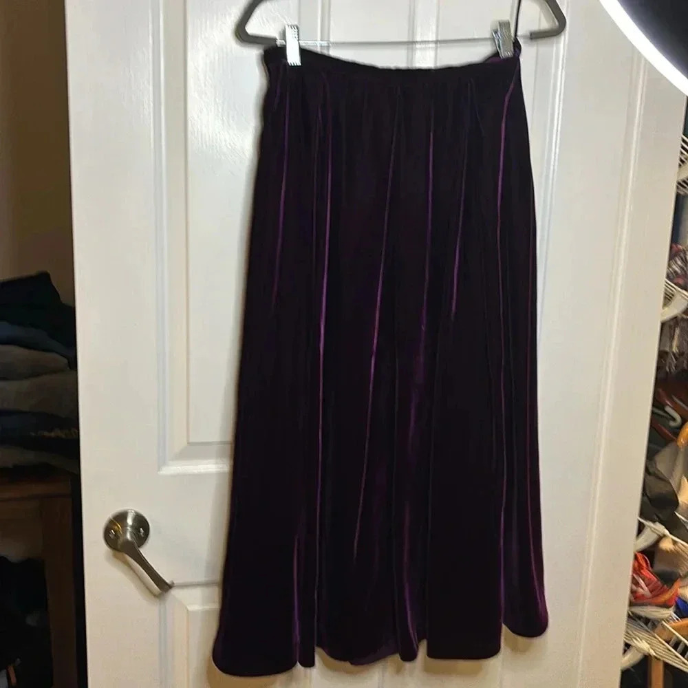 EUC DIOR women’s rich purple velvet skirt silk lined size 8us 40Fr mid length - Picture 9 of 10